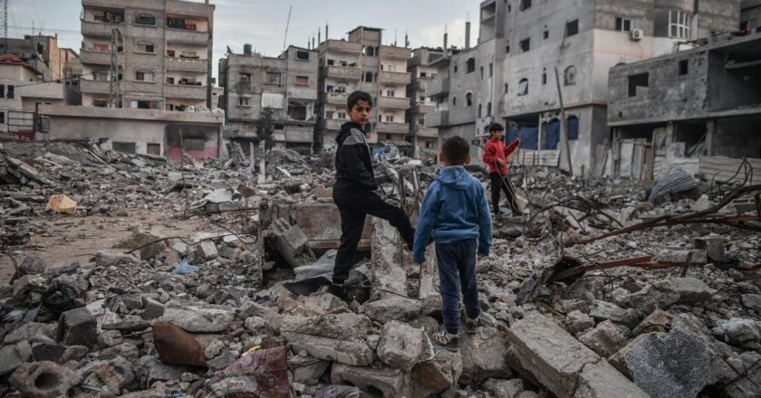 İsrail Refah'ta bir evi bombaladı: 4 Filistinli hayatını kaybetti