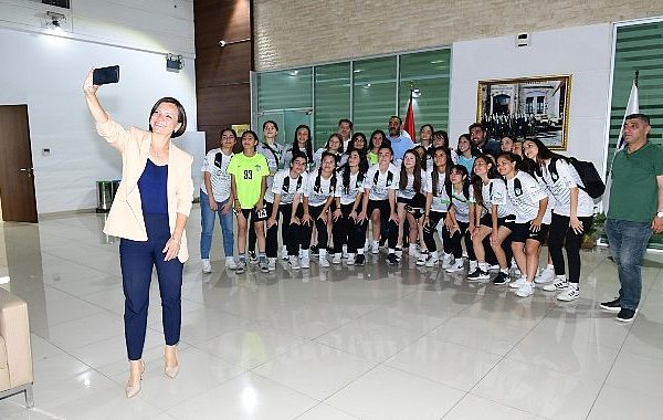 Başkan Kınay Yörünge, Karabağlarspor kadın futbol takımıyla görüştü: Şampiyonluğu bekliyoruz – SPORT