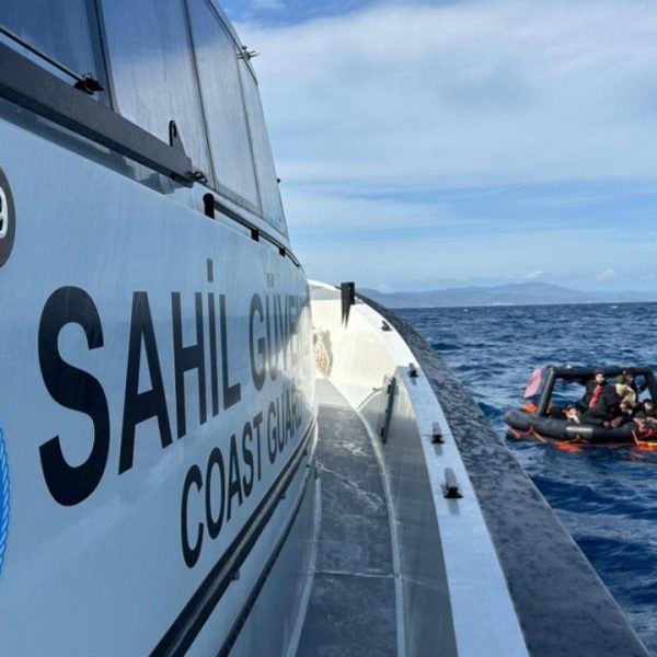 İzmir açıklarında teknede 14'ü çocuk 29 kaçak göçmen yakalandı