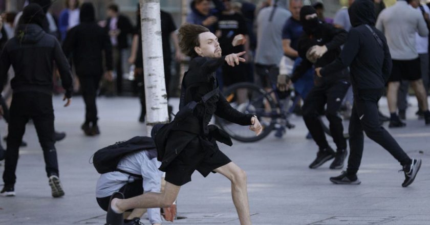 İngiltere'de bıçaklı saldırının ardından başlayan protestolar ülke geneline yayılıyor