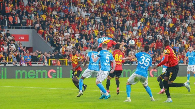 Göztepe, Trabzonspor'u 10 oyuncuyla mağlup etti