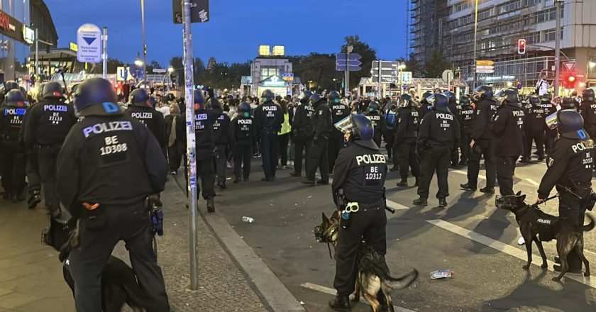 Alman polisi Filistin'e destek gösterisine köpeklerle müdahale etti