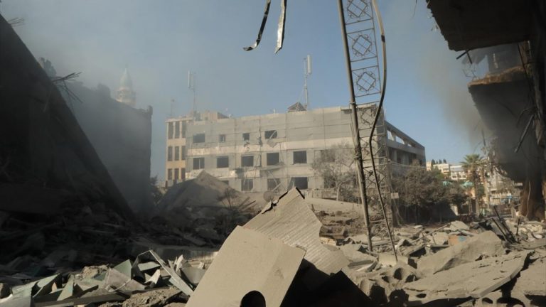 Katil İsrail'in Lübnan'da bir eve düzenlediği saldırıda aynı aileden 4 kişi hayatını kaybetti