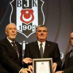 Beşiktaş Başkanı Serdal Adalı ve yönetimi sertifikalarını aldı