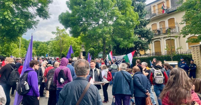 Budapeşte “şeffaflık yasasına” karşı kırmızı boyanmış protesto