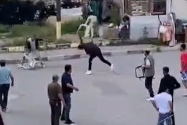 Trafikte boynuzun mücadelesi kare savaşa döndü! Tekme ve yumruklar havada uçtu