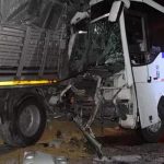 İşçi hizmetinin park edilmiş kamyona çarptığı kazada 20 kişi yaralandı