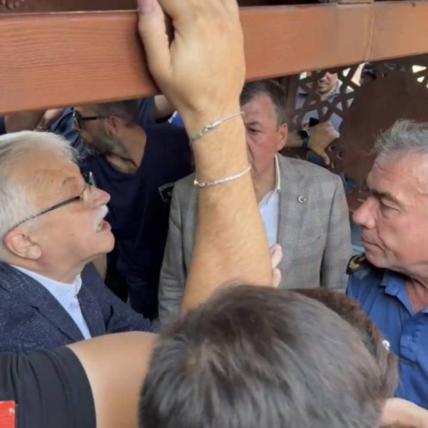 Cenaze “Tarikat” gerginlik yarattı … onu siteye gömmek istediler: “Sizi yasaya ve bakanlığa göre karar vermeye davet ediyorum” – son dakikanın Trürkiye haberleri