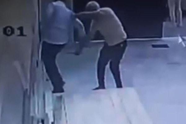 Pozisyon: Mersin! Caminin muezzini bacağından bıçaklandı