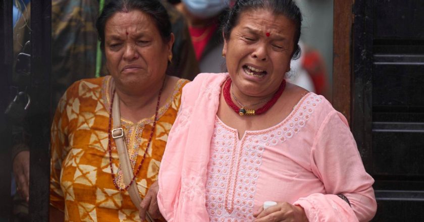 Video. Nepal protestolarında ölüm sayısı artarken, aileler izlemeye devam ediyor