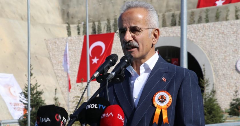 “Türkiye’nin dört tarafını yüksek seviyeli yollarda donattık”