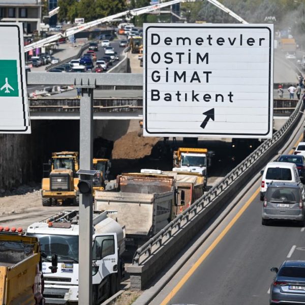 Ankara kapalı trafikte işe yaramaz yol çalışıyor