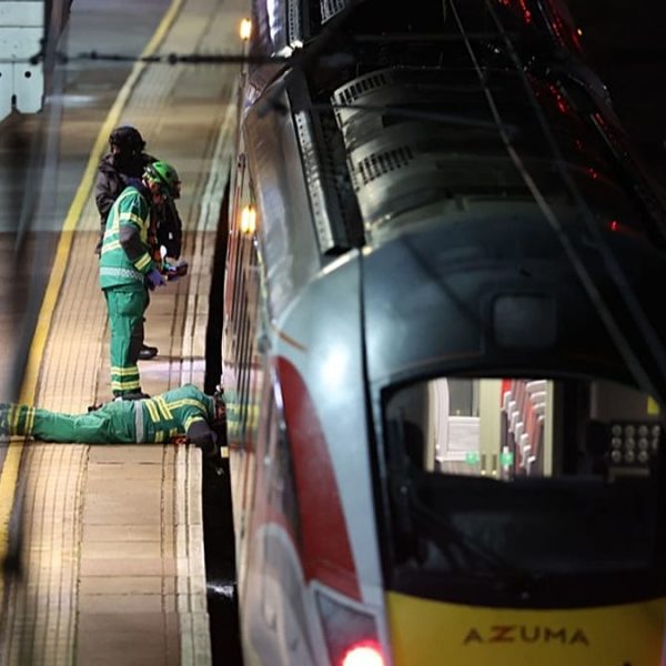 Londra treninde bıçaklama: 10 kişi yaralandı, iki şüpheli gözaltında